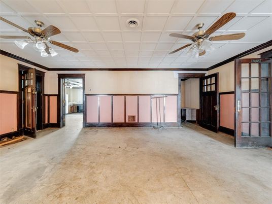Empty room, Interior