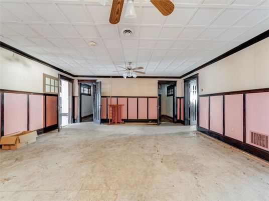 Empty room, Interior