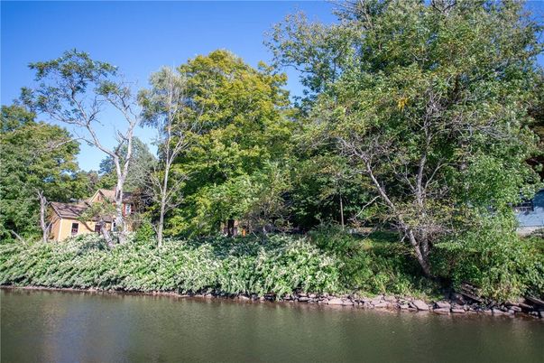 Exterior, Lake
