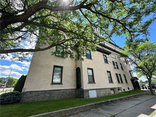 Exterior, Facade, Rowhouse