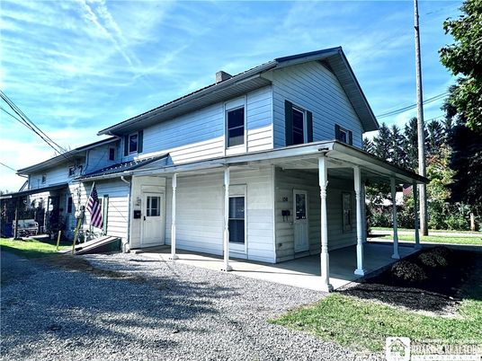 Exterior, Facade, Farmhouse