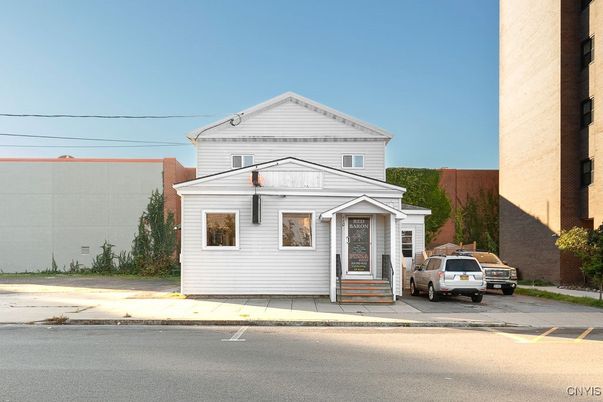 Exterior, Facade, Farmhouse