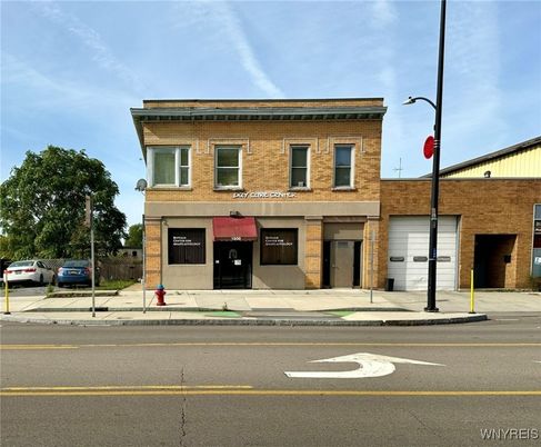 Exterior, Facade, Rowhouse