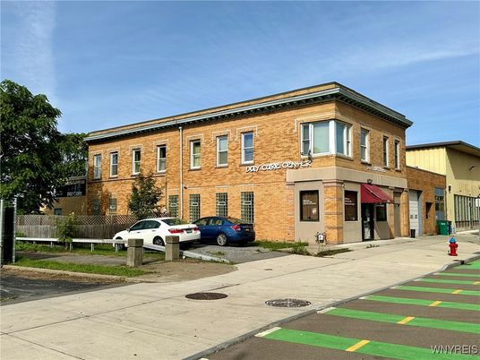 Exterior, Facade, Brick Facade, Rowhouse