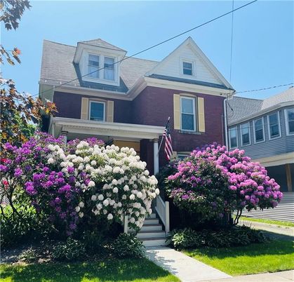 Exterior, Facade, Queen Anne Victorian