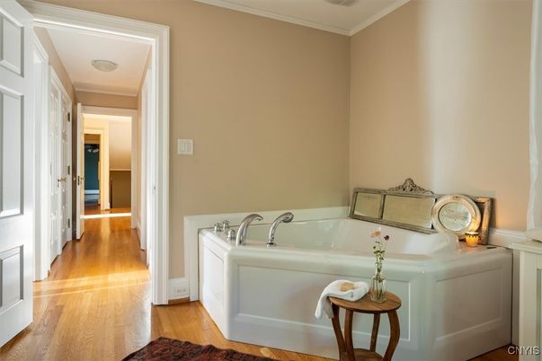 Interior, Washer, Wood Texture Flooring