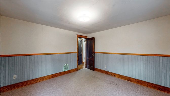 Empty room, Interior
