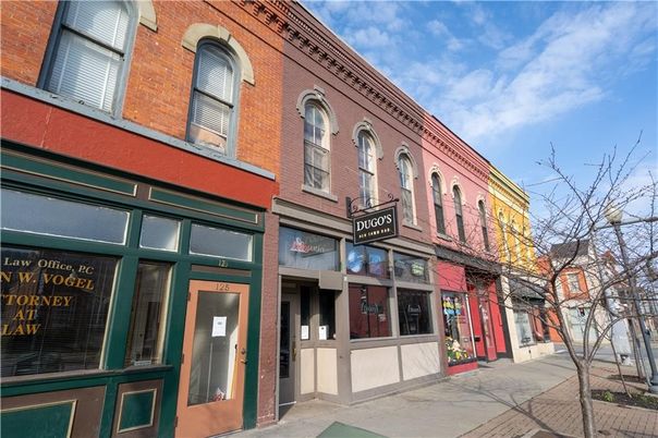 Exterior, Facade, Brick Facade, Chicago School