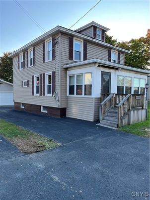 Exterior, Facade, American Foursquare