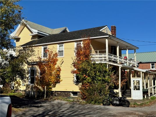 Exterior, Facade, Queen Anne Victorian
