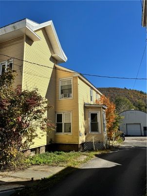 Exterior, Facade, Queen Anne Victorian