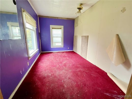 Empty room, Interior