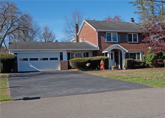 Attached, Exterior, Facade, Brick Facade, Georgian