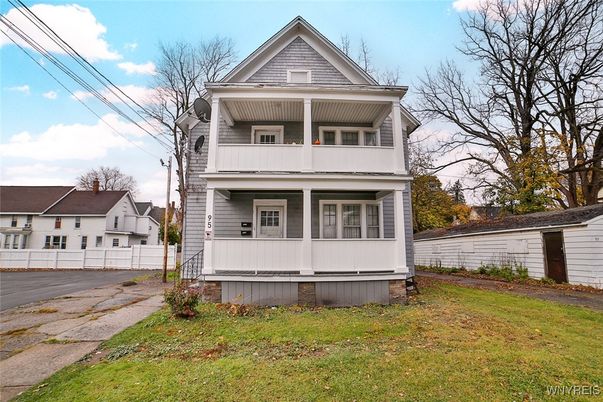 Attached, Exterior, Facade, Queen Anne Victorian