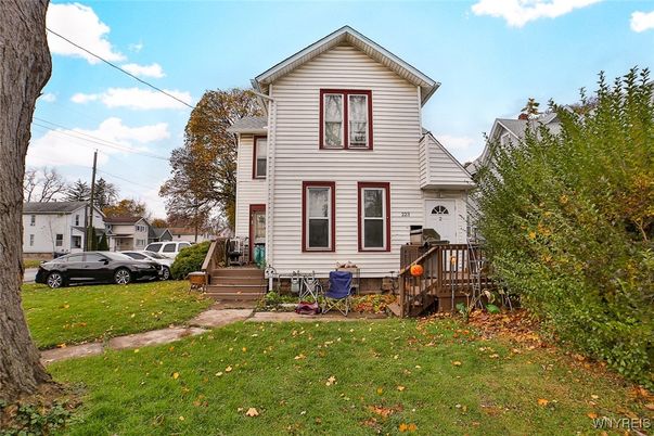 Attached, Exterior, Facade, Queen Anne Victorian