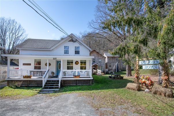 Backyard, Exterior, Facade, Queen Anne Victorian