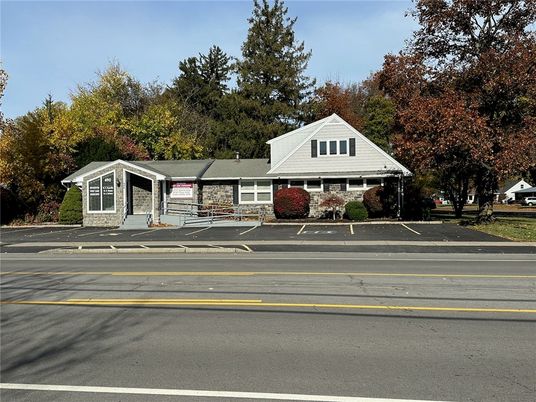Exterior, Facade, Ranch