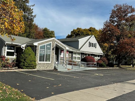 Exterior, Facade, Ranch