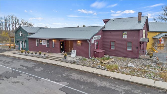 Exterior, Facade, Log Home