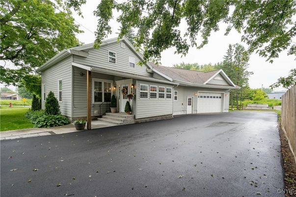 Attached, Exterior, Facade, Ranch