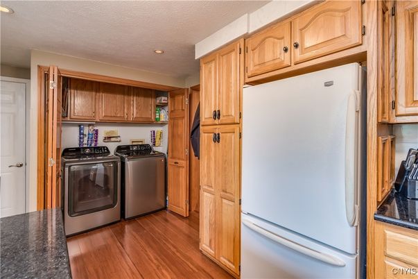 Interior, Recessed Lighting, Washer, Wood Texture Flooring