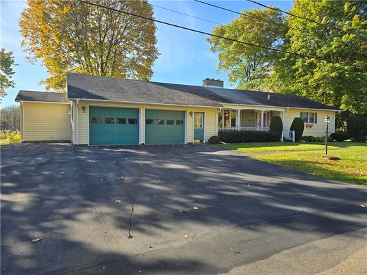 Attached, Exterior, Facade, Cape Cod