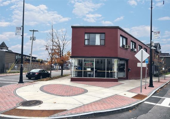 Exterior, Facade, Modern
