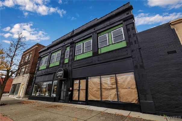Exterior, Facade, Rowhouse