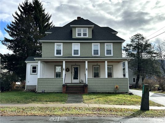 Exterior, Facade, American Foursquare
