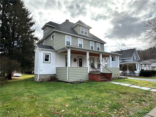 Exterior, Facade, American Foursquare