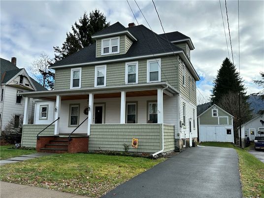 Exterior, Facade, American Foursquare