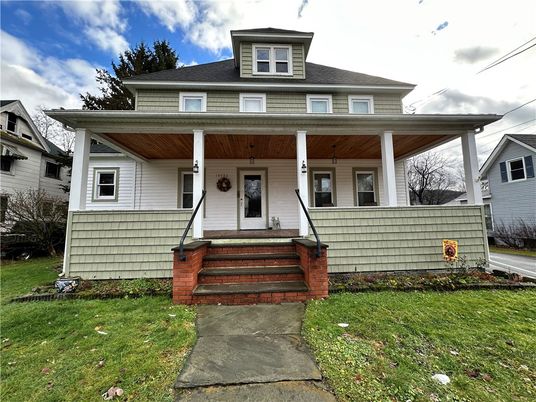 Exterior, Facade, American Foursquare