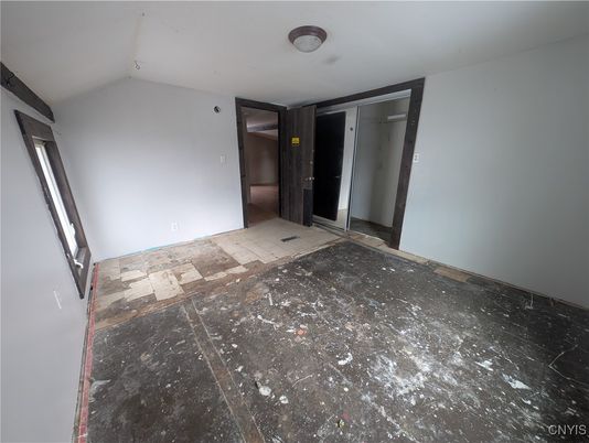 Empty room, Interior
