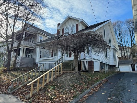 Attached, Exterior, Facade, Queen Anne Victorian