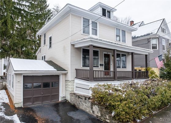 Attached, Exterior, Facade, Queen Anne Victorian