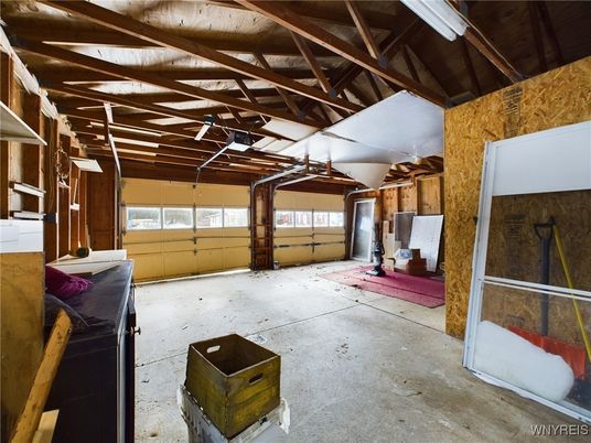 Garage, Interior, Wooden Beams