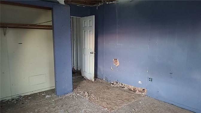 Empty room, Interior