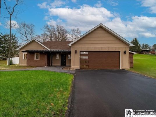 Attached, Exterior, Facade, Ranch