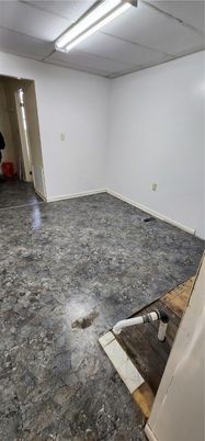 Empty room, Interior