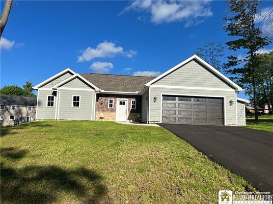 Attached, Exterior, Facade, Ranch