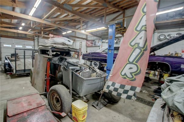Fitness Equipment, Garage, Interior, Wooden Beams