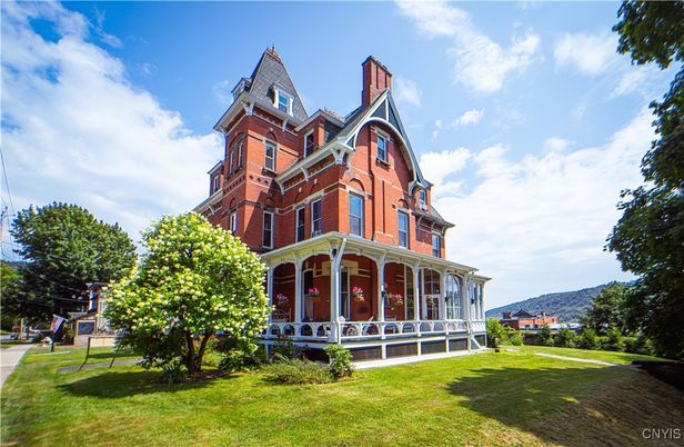 Backyard, Exterior, Facade, Queen Anne Victorian