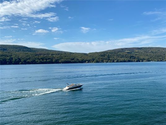 Exterior, Lake
