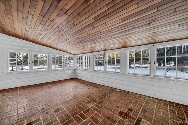 Empty room, Interior, Wooden Ceilings