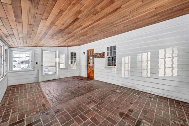 Empty room, Interior, Wooden Ceilings