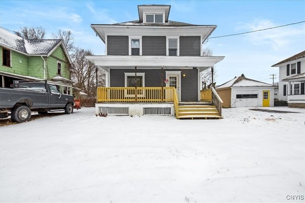 Exterior, Facade, American Foursquare