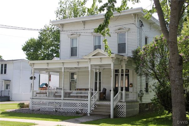 Exterior, Facade, American Foursquare