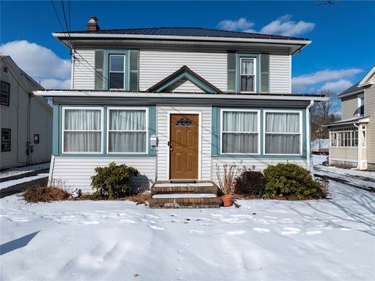 Exterior, Facade, American Foursquare