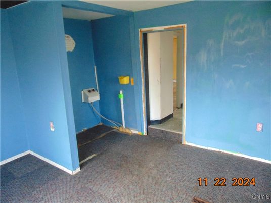 Empty room, Interior