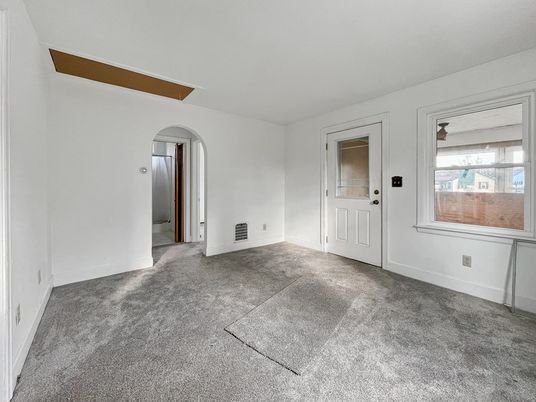Empty room, Interior